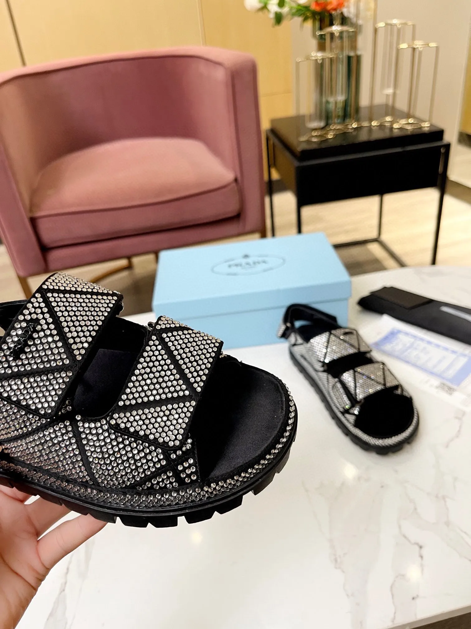 💕💕Factory direct selling price p600💕💕 𝐏𝐑𝐀𝐃𝐀 ｜𝟐𝟎𝟐3/𝐒𝐒 𝐧𝐞𝐰 High version 💯💯💯 Parda 2023/fw new series Prada triangle logo rhinestone counter [authentic grade] version‼ ️Purchase ZP customization, the highest version on the market‼ ️ The original development shoe shape is super correct ‼ ️Highest restoration shoe type ‼ ️ Very good wrapping, slimming, high-end, super comfortable ‼ ️ Upper: imported silk, lining: lambskin, customized molding with iconic logo triangle buckle, outsole: original molding + hot-drilling process + pure handmade precision production. Code number: 35-39 (40, 41, customizable and non-returnable)
